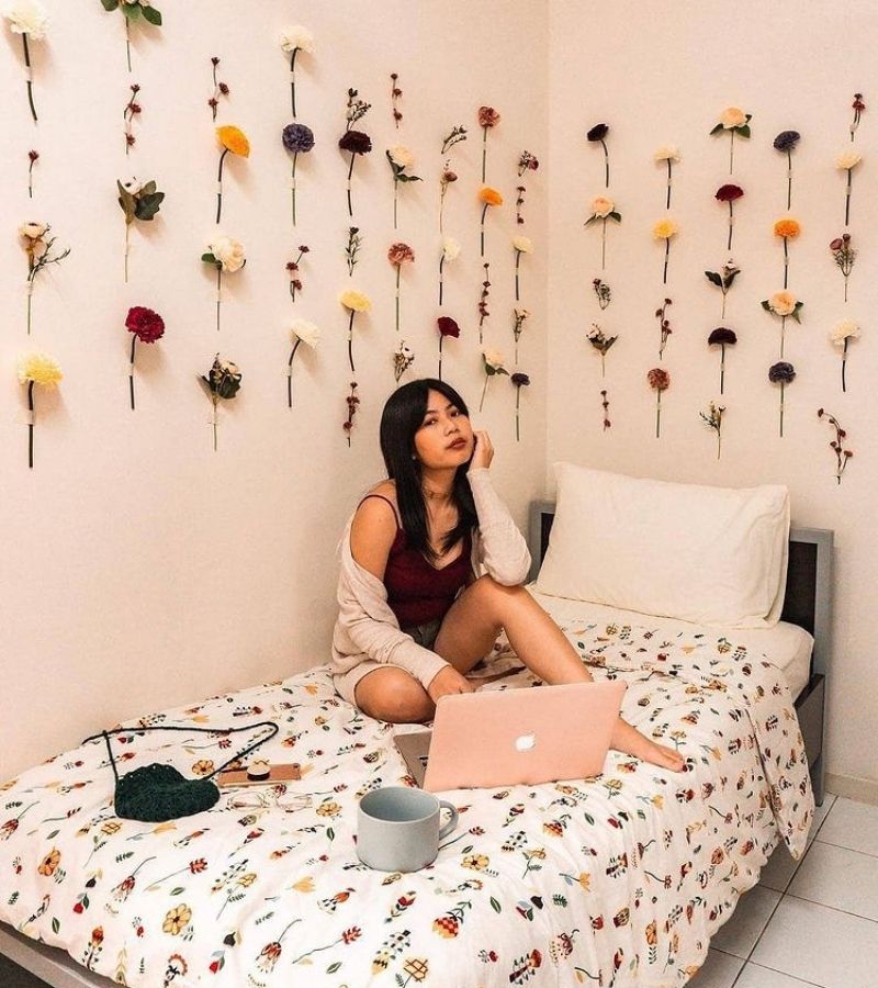 Hang Flowers for Wall Decor as Dorm Room Idea