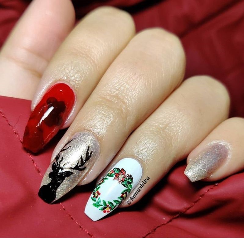Christmas Nails With Reindeer And Wreath - Christmas Nails Art
