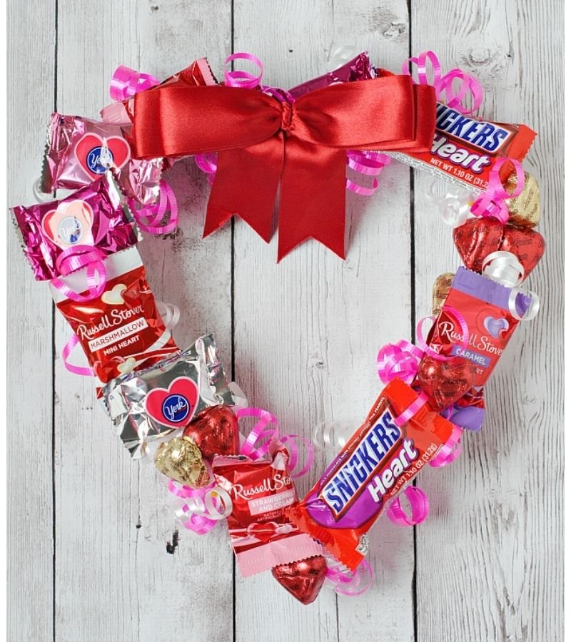 Romantic DIY Valentine's Day Gifts - candy wreath