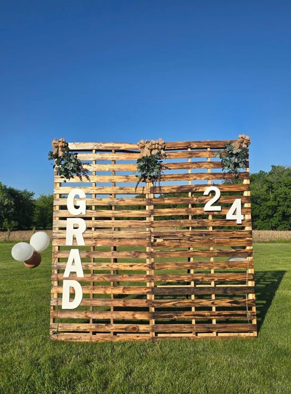 grad wood wall graduation photo booth ideas