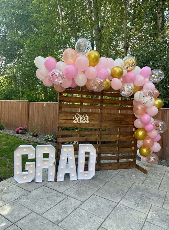 GRAD letter wood pallete graduation photo booth ideas