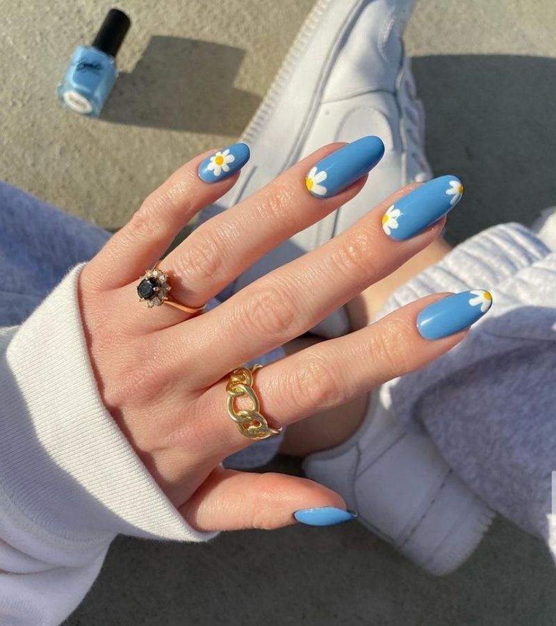 Blue Base With White Daises Around Edges - Spring Nails