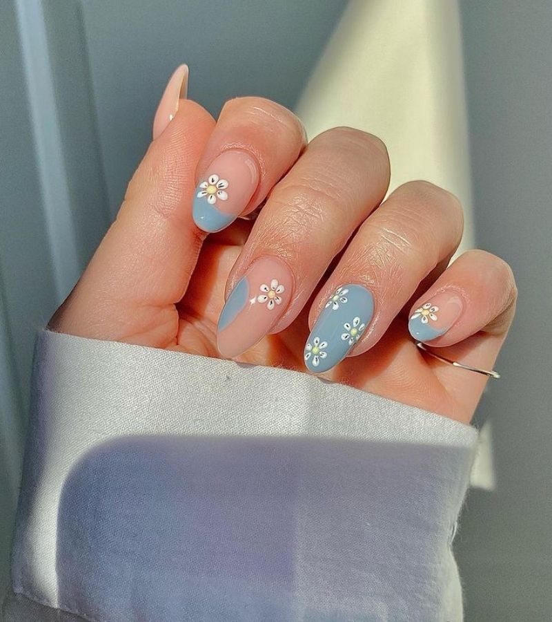 Blue Nail Polish With White Daisies - Cute Spring Nails