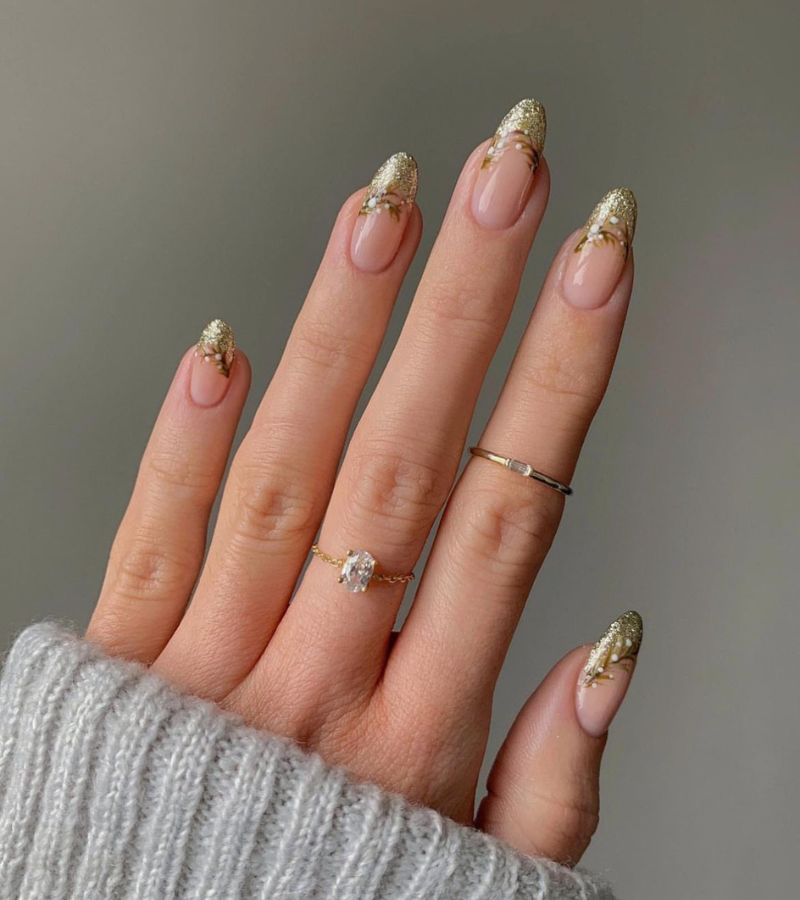 Golden mistletoe nails - Christmas nail art