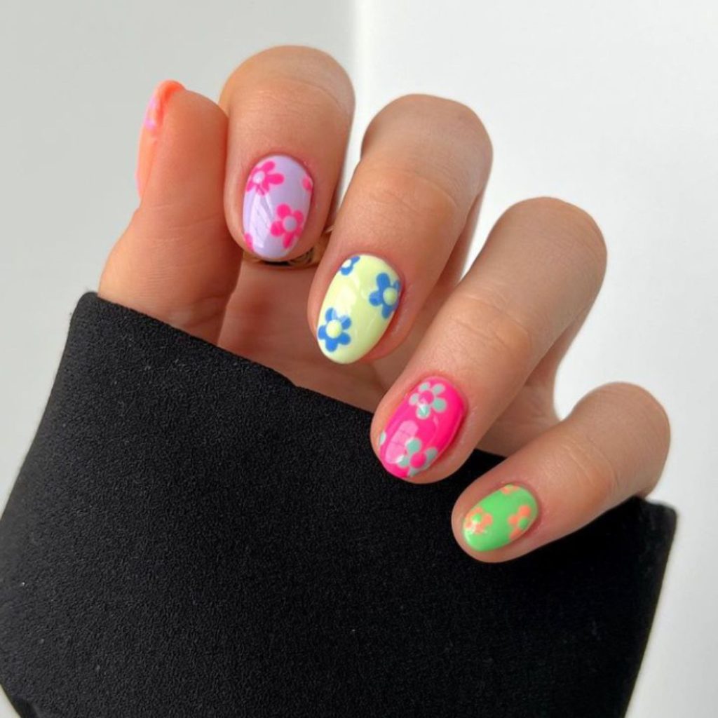 Bright flowers - short summer nails