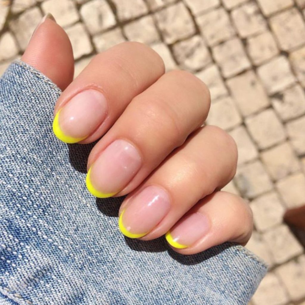 Puntas de color amarillo neón: uñas para vacaciones en la playa