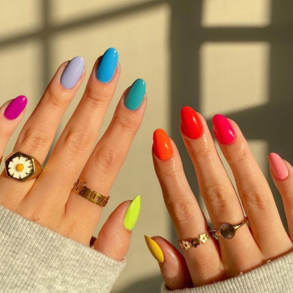 Mani multicolor - uñas para vacaciones en la playa