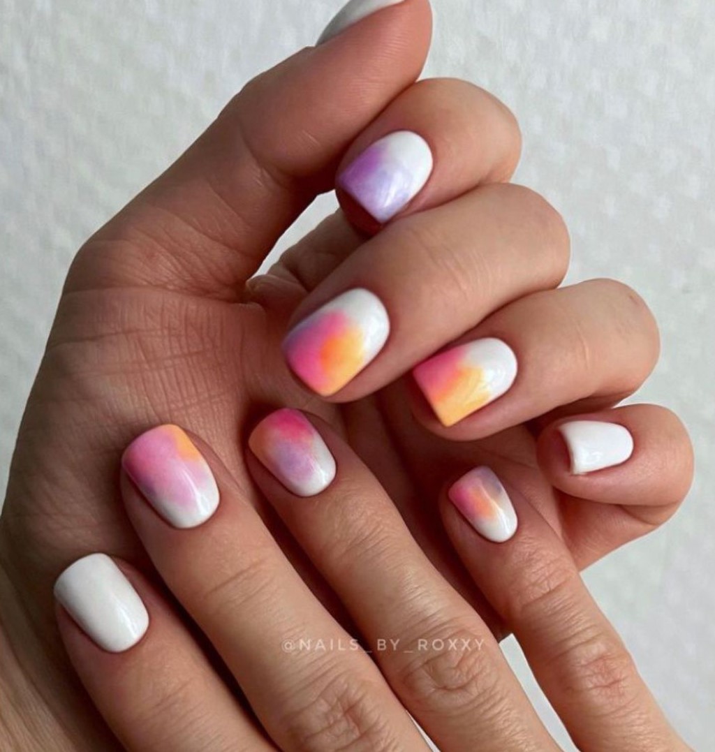 ombre colorido - uñas de vacaciones en la playa