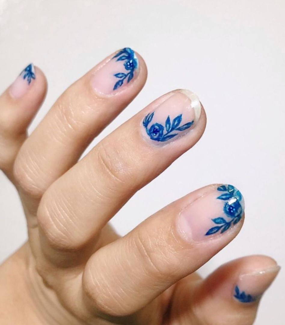 Flores azules - uñas de vacaciones en la playa