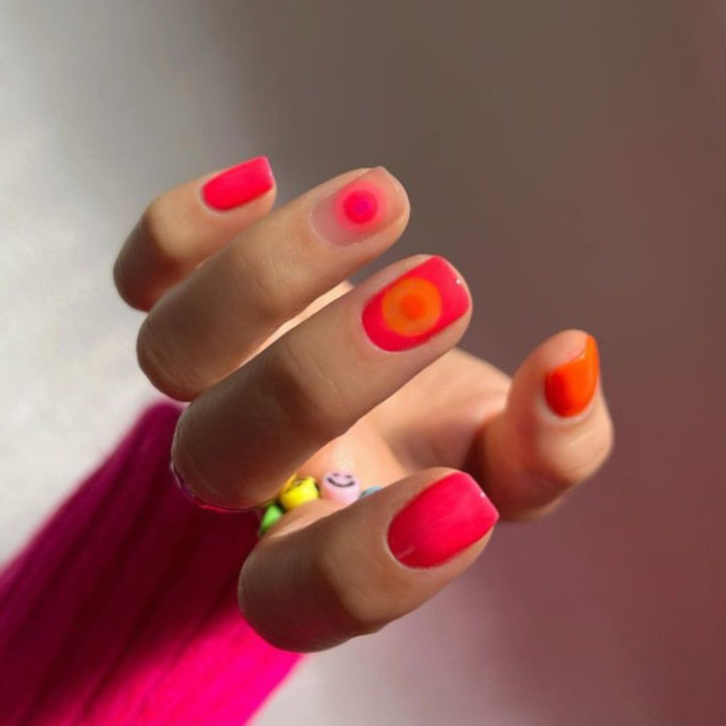 Tonos naranjas: uñas para vacaciones en la playa.