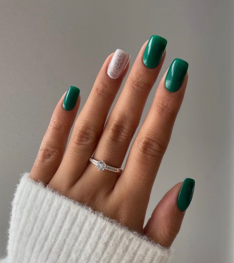 Glittery green accent nails