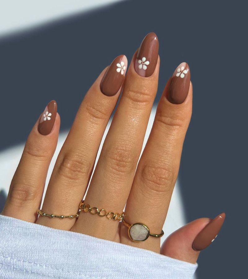 Brown nails with white daisies 