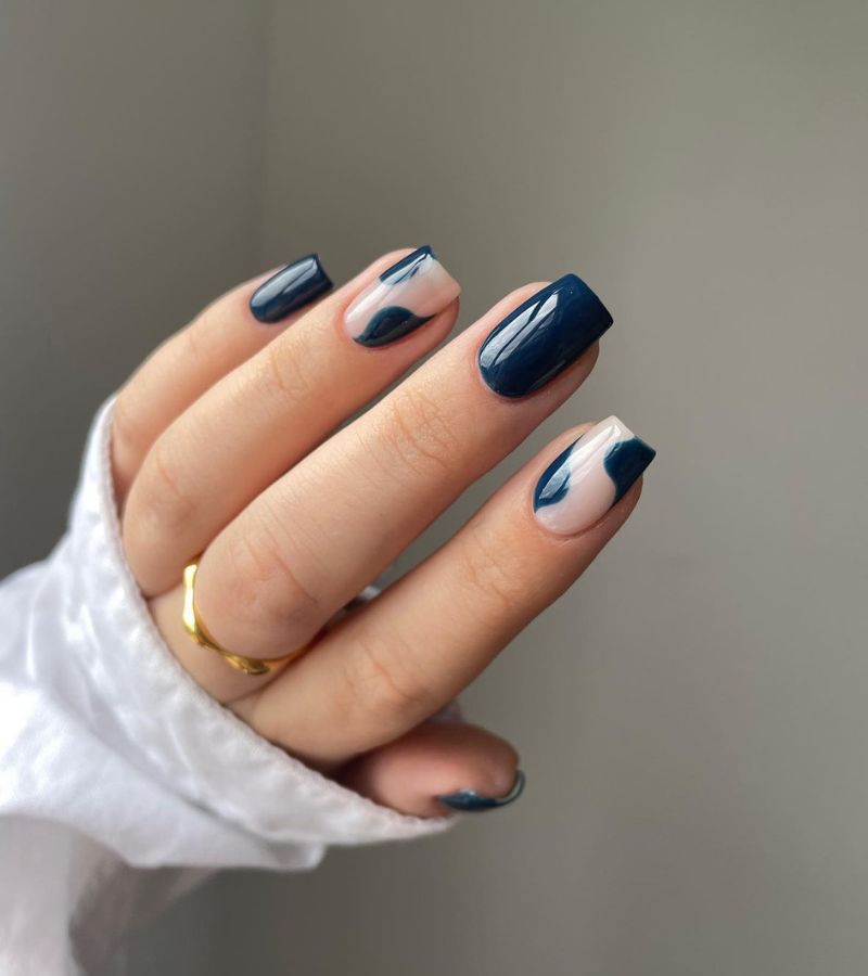 remolinos azul marino brillante oscuro - uñas cortas de otoño