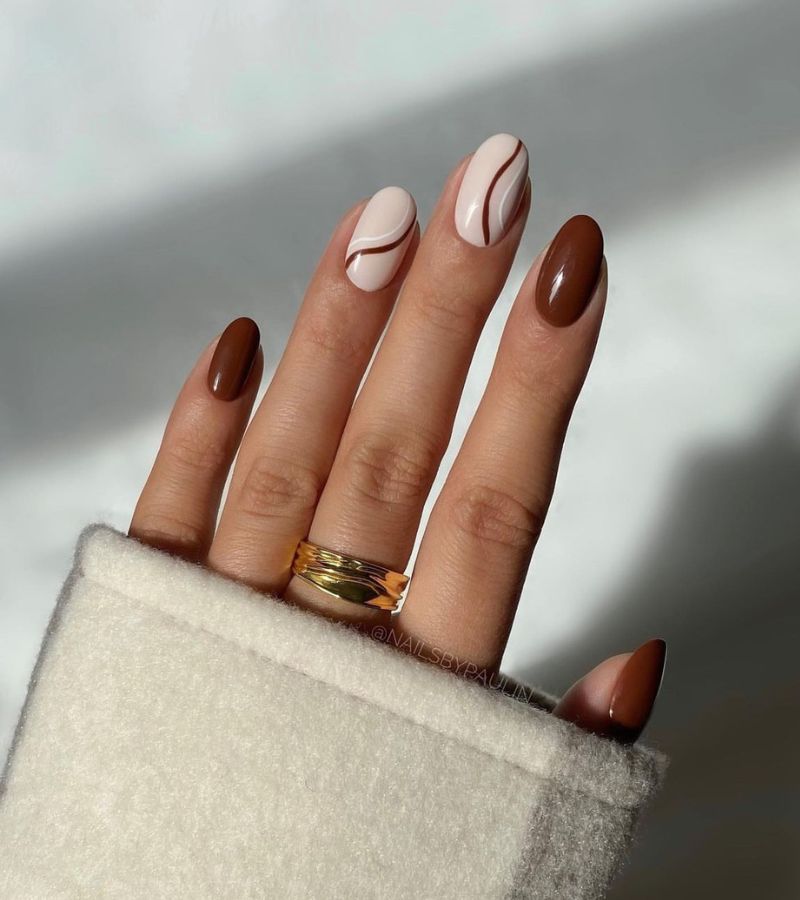 uñas cremosas marrones y blancas: uñas cortas de otoño 