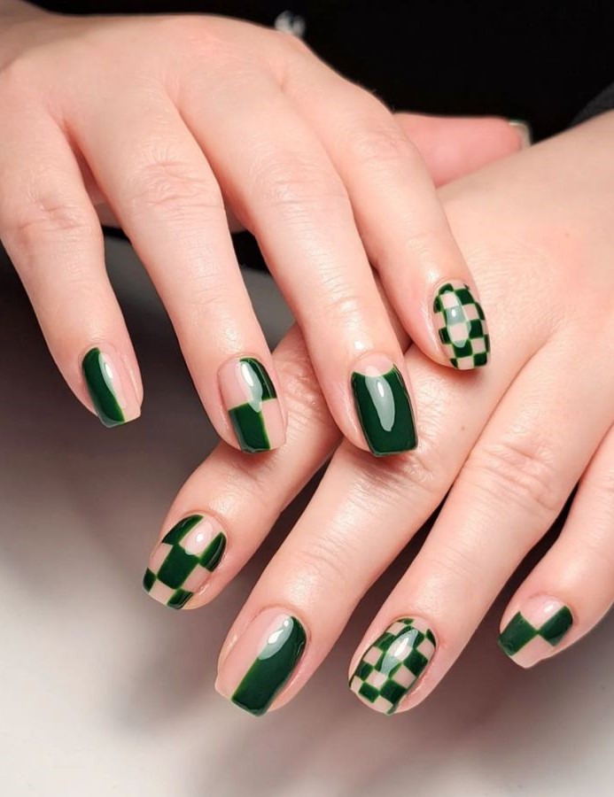 Dark green abstract nails 