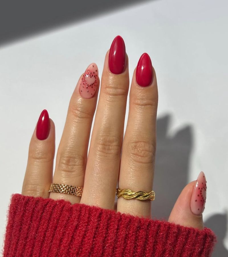 red nails with a heart