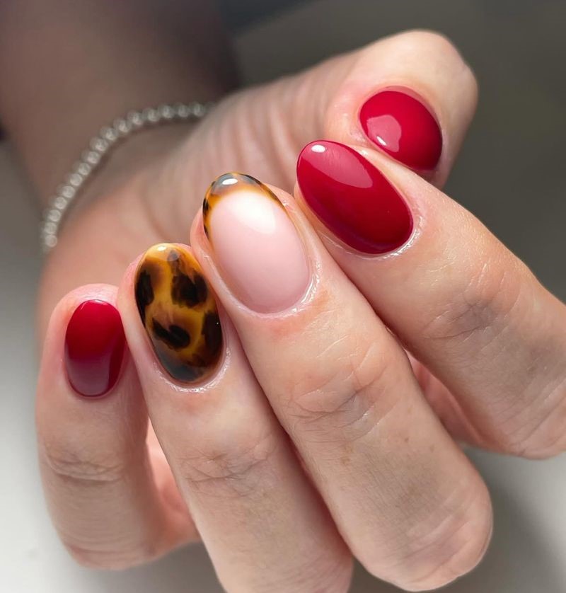 tortoise scarlet nails