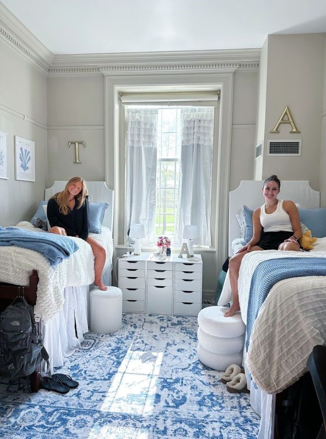 coastal dorm room with a large ocean-blue area rug under the bed