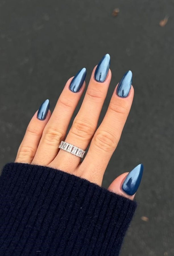 dark blue glossy nails