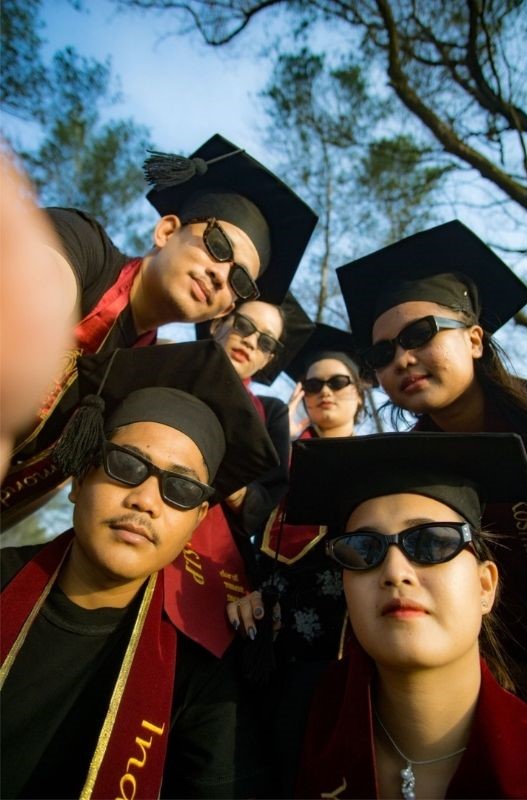 6 grad picture with sunglasses