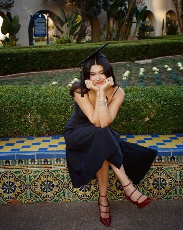 hands on chin pose - graduation photoshoot ideas