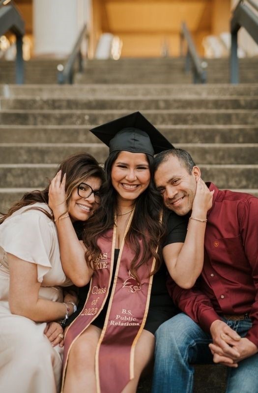 grad posing with parents graduation photoshoot ideas