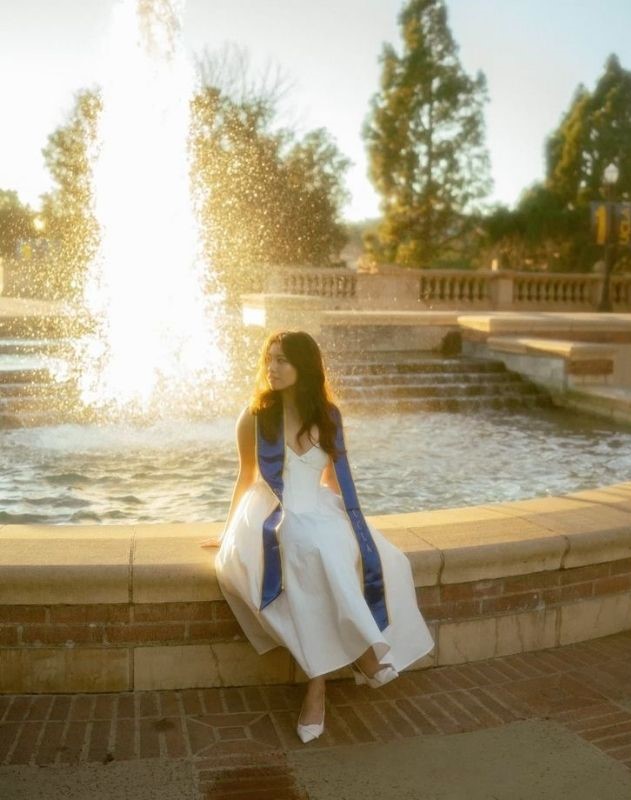 sitting by the fountain graduation photoshoot ideas