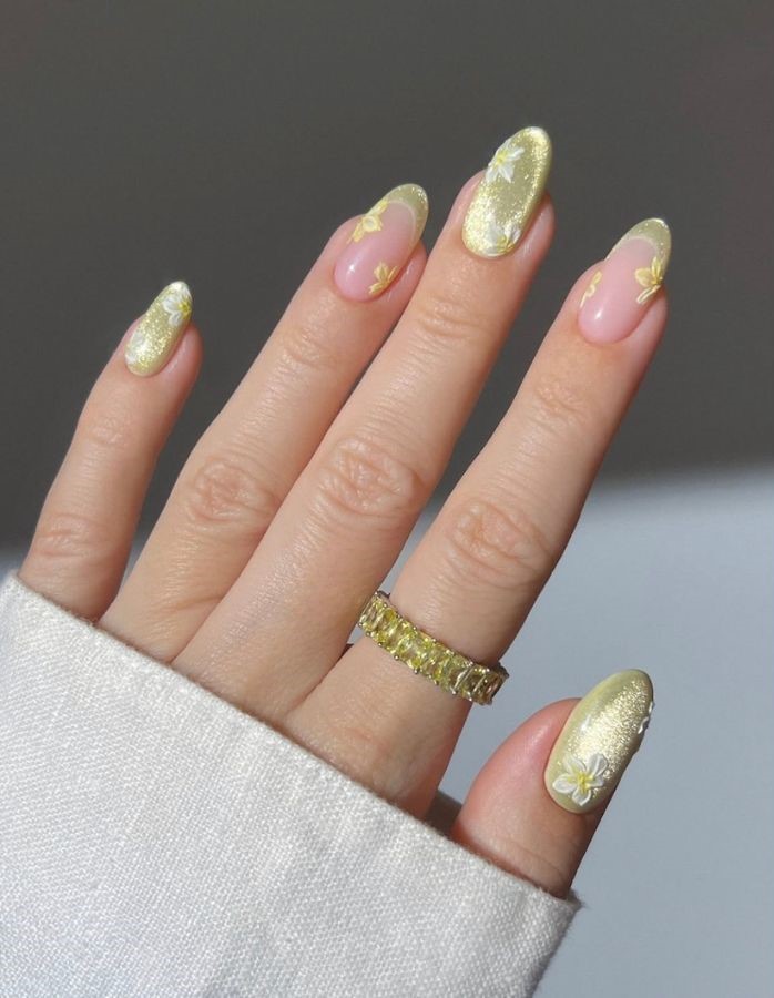 19. Golden Butter Bloom Nails