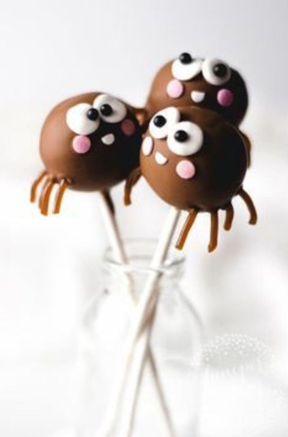 Googly-Eyed Spider Halloween Cake Pops