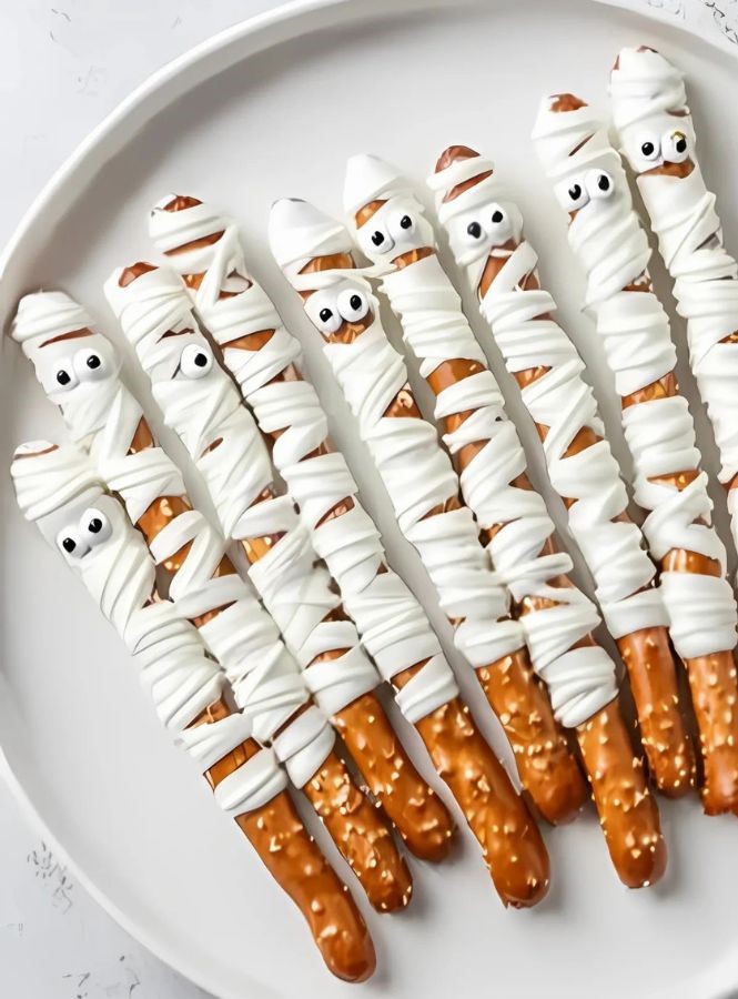 halloween desserts Mummy Pretzel Rods