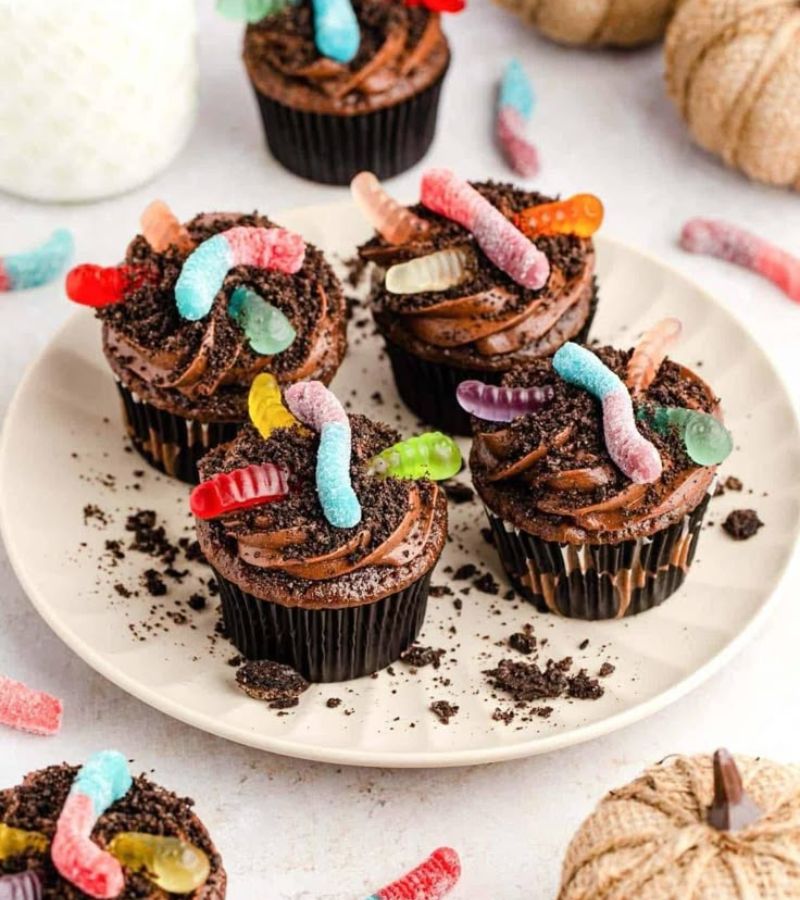 halloween desserts Dirt & Worm Cupcakes